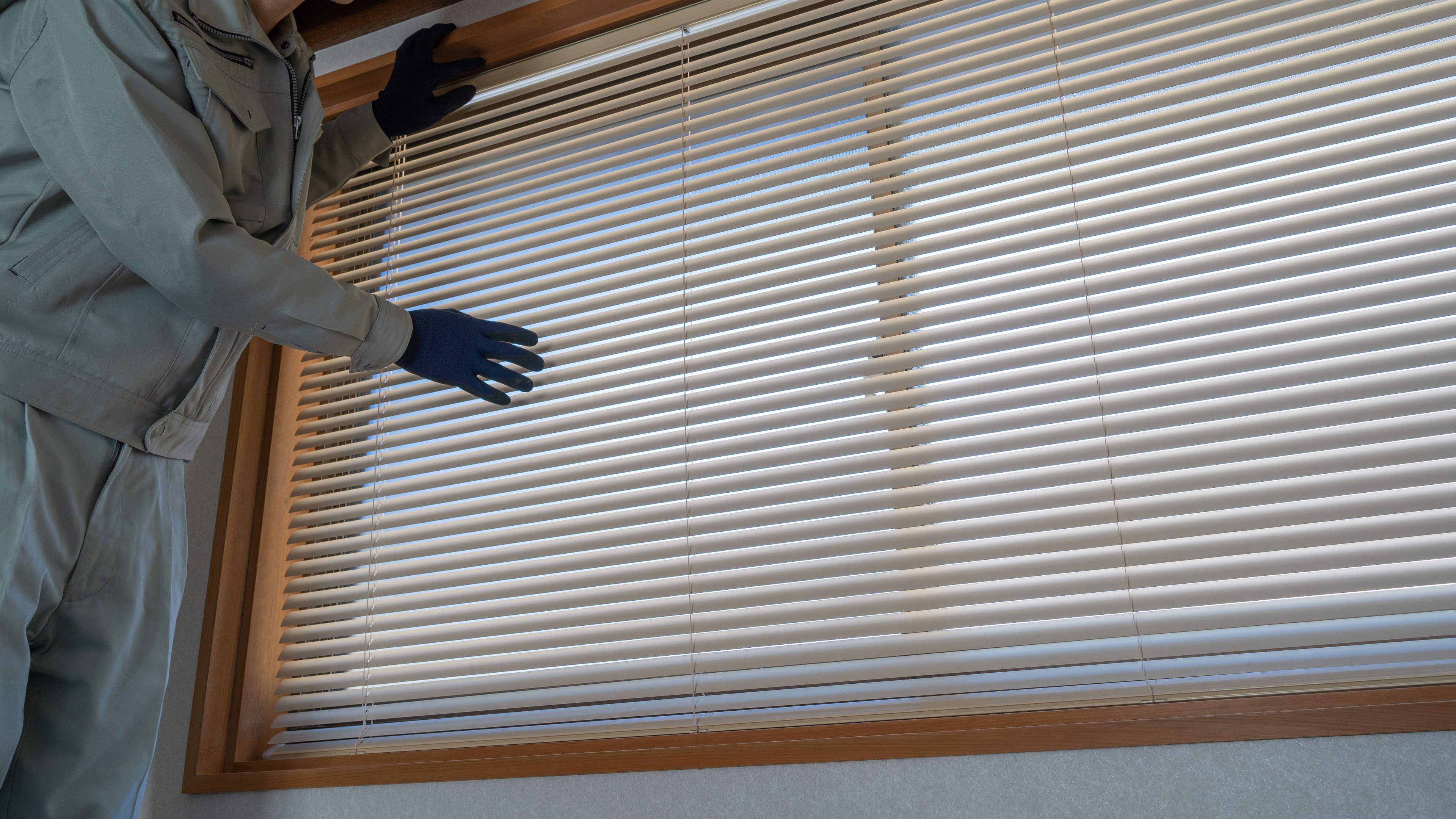 Glanzvolle Sicht: Effektive Jalousienreinigung für strahlend saubere Fenster
