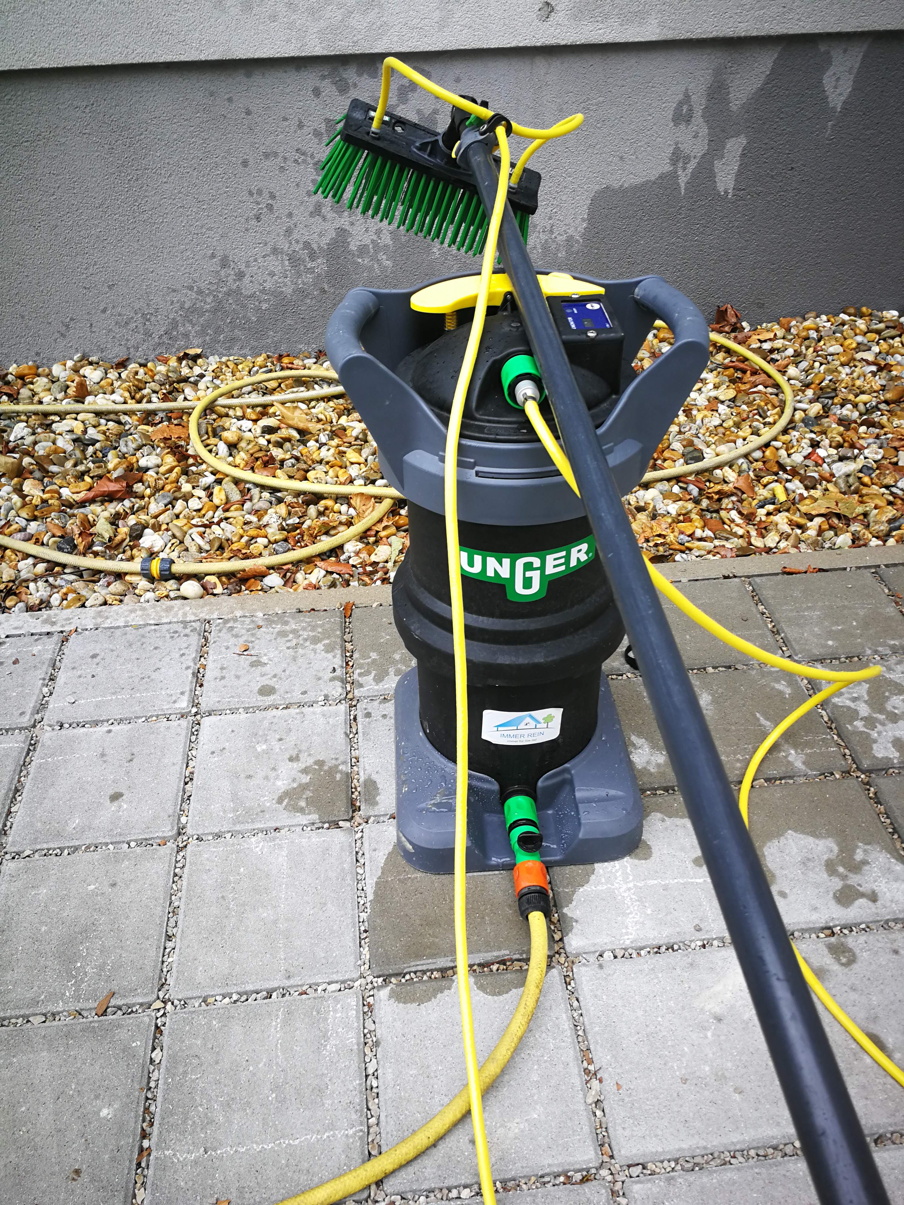 Strahlend sauber: Professionelle Reinigung von PV-Anlagen für maximale Energieernte